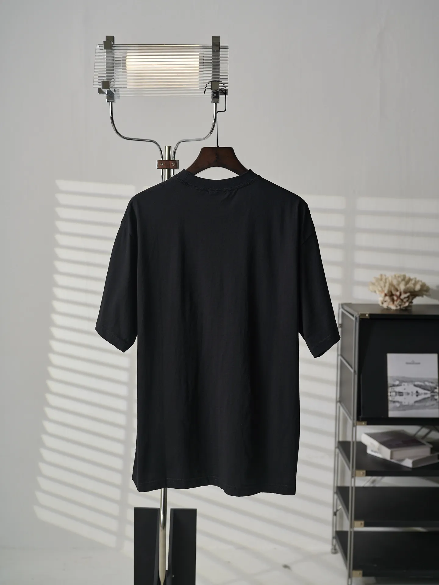 Balenciaga/ Black T 【In Stock】XS S M L ：24 / 185G ：32 1×1 / 270G 24 ， 。 、 ， ， ； ， 。 32 ， ， ， 。 the window 。 ， ， 、 。 ， 24 ， ， 。Black ， ， ， 。 ； 。 ， Retro 。